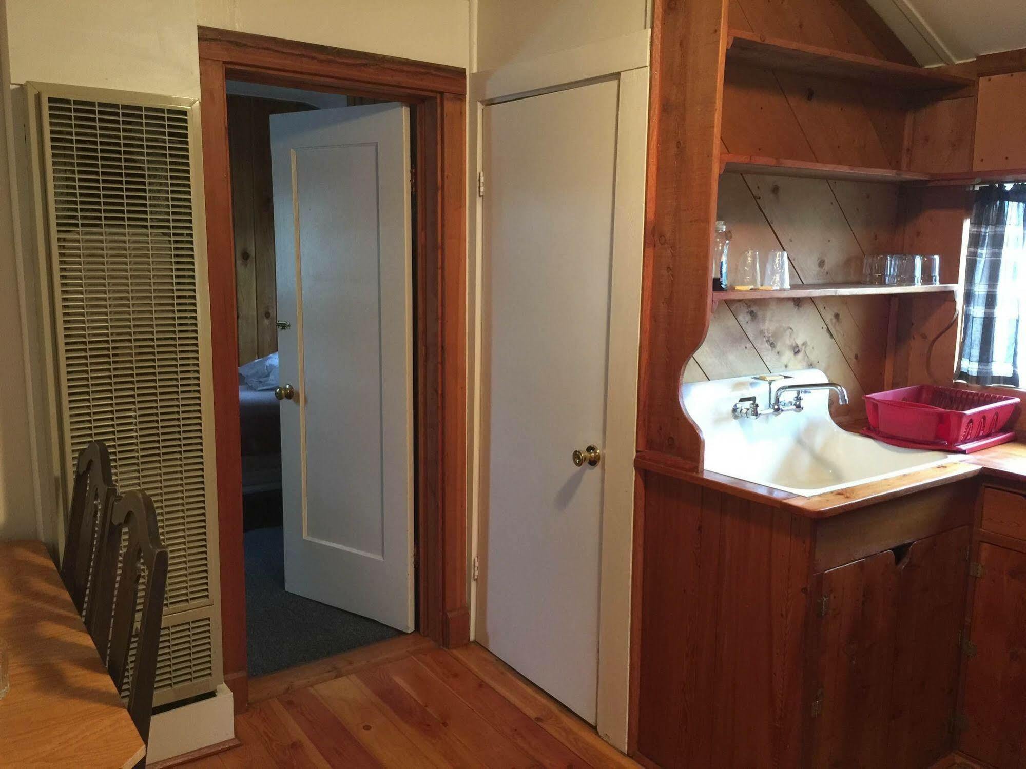Whistling Swan Motel East Glacier Park Village Экстерьер фото