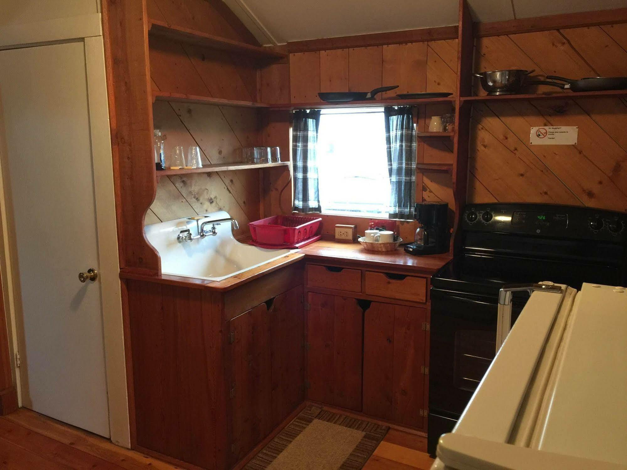 Whistling Swan Motel East Glacier Park Village Экстерьер фото